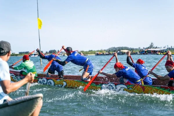 dragon boat team paddling